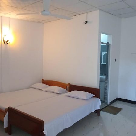 Amila Guest Hotell Trincomalee Exteriör bild