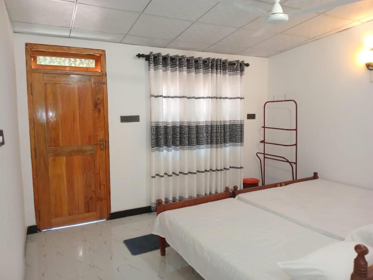 Amila Guest Hotell Trincomalee Exteriör bild
