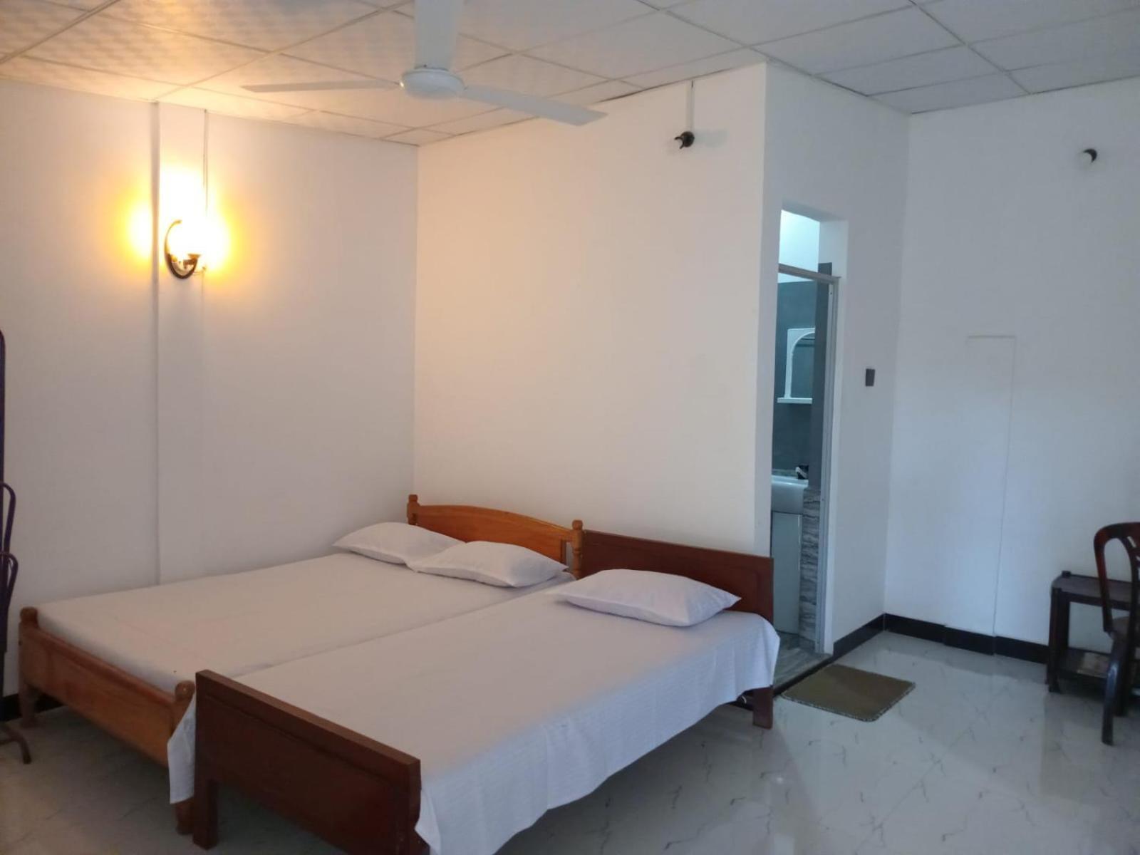 Amila Guest Hotell Trincomalee Exteriör bild