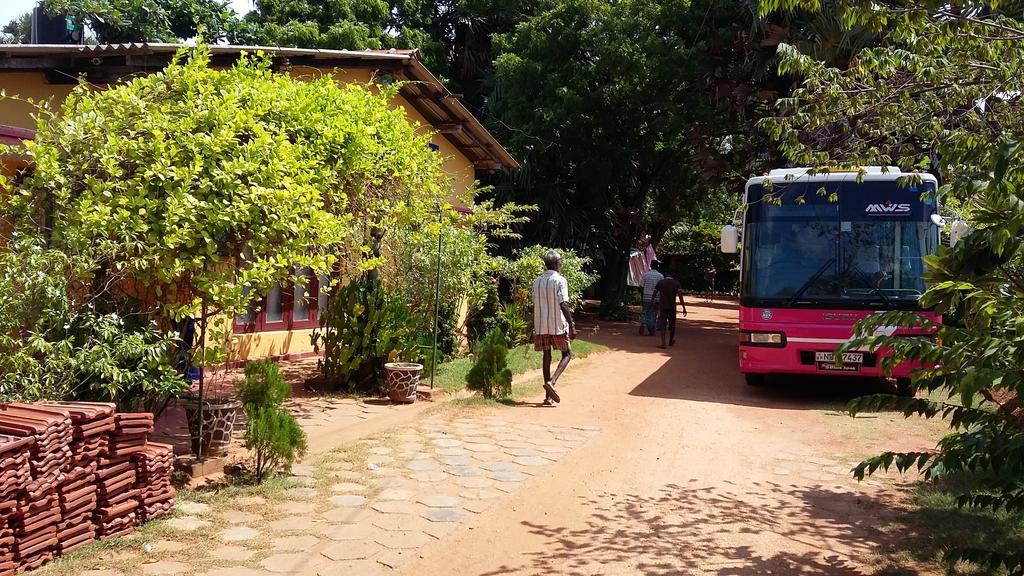 Amila Guest Hotell Trincomalee Exteriör bild