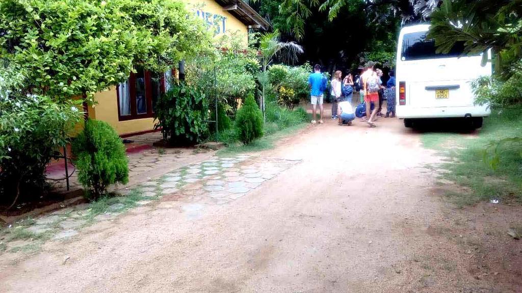 Amila Guest Hotell Trincomalee Exteriör bild